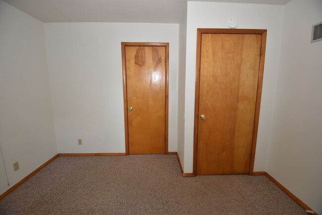 Building Photo - Mishawaka- 3 bedroom Country living near the Main Street Shopping and Edison Lakes business distr...