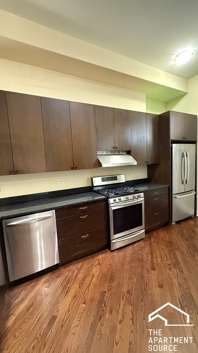 Building Photo - 1010 S Oakley Ave
