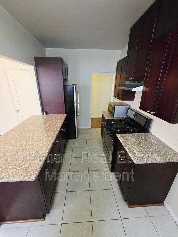 Building Photo - 4315 Avocado St