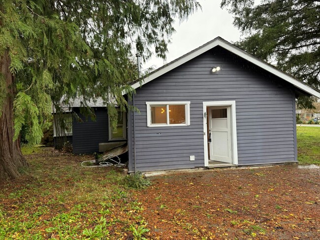 Building Photo - Small Sedro Woolley House With Huge Law