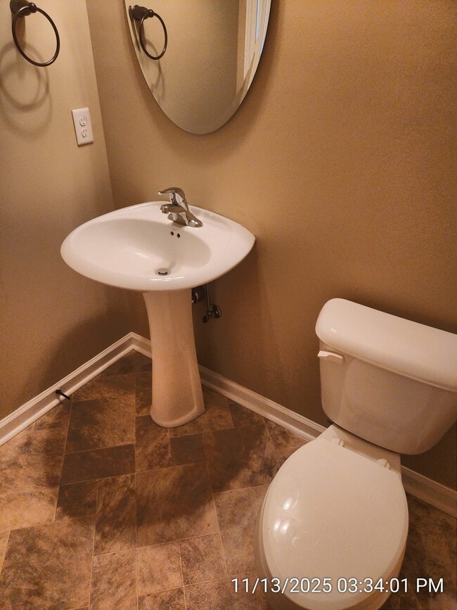 Building Photo - 641 Red Oak Ln