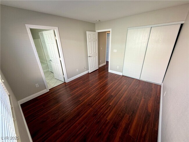 Building Photo - 2301 Summer Home St