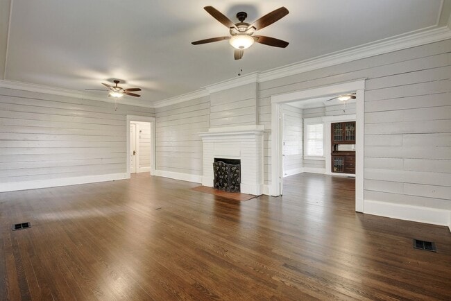 Building Photo - 6bed/3bath House in West Campus