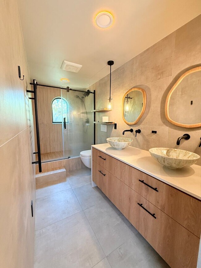 Building Photo - Charming Mid-Century Home in Shoreline