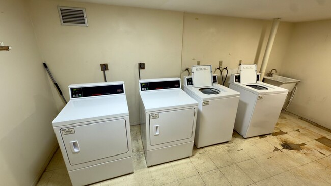 Building Photo - Spacious One Bedroom Two Bath Condo with P...