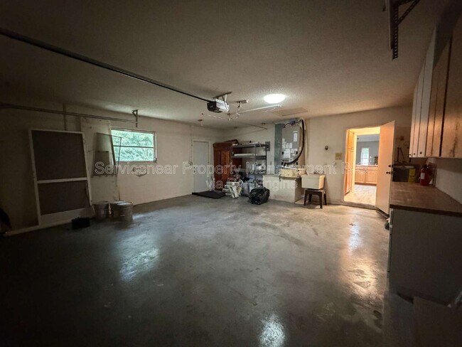 Building Photo - 423 Whispering Oaks Ct