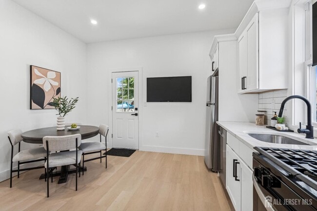 Building Photo - 318 Seaman St