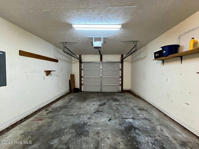 Building Photo - 477 Northwoods Dr