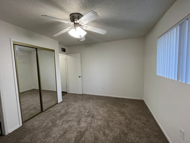 Building Photo - 2717 Santiago Rd