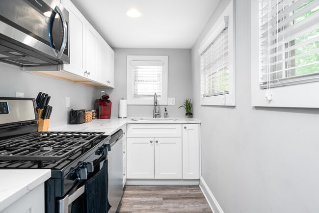 Building Photo - Hapeville - 724B