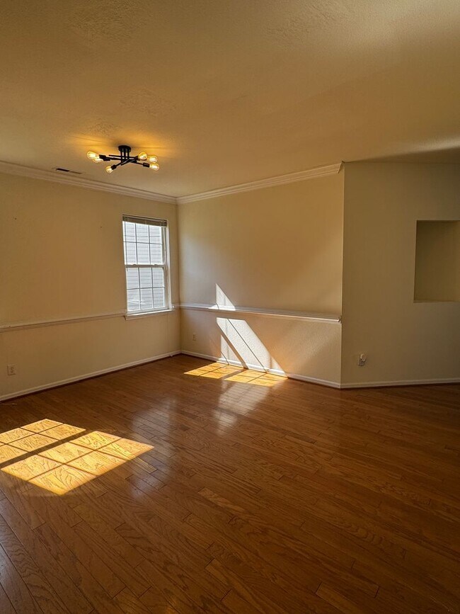 Building Photo - BEAUTIFUL OPEN FLOOR PLAN