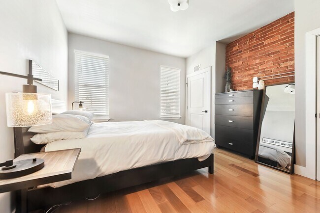 Building Photo - Completely remodeled 2 bedroom/office in Lawrenceville