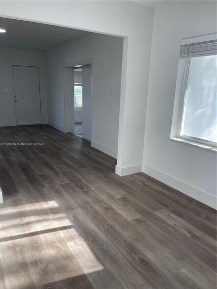 Building Photo - 771 NE 137th St