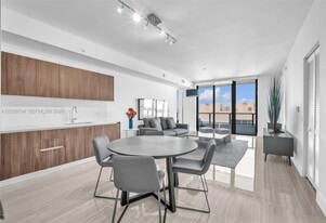 Building Photo - 3600 Mystic Pointe Dr