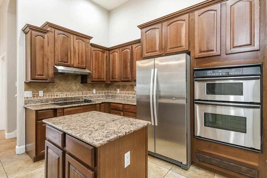 Building Photo - 726 Regina Cir