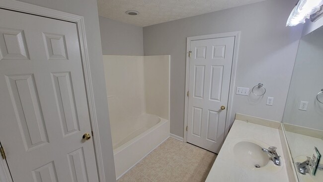 Building Photo - Welcome To An Adorable And Well-Maintained 3-Bedroom Home