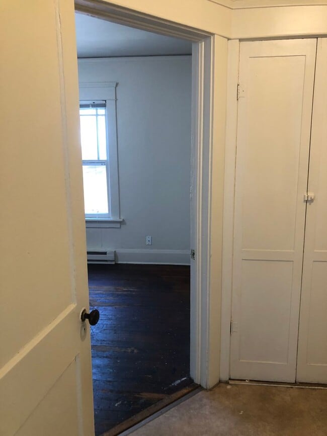 Building Photo - Vintage Campus House ~  3 bedrooms, 1.5 bath