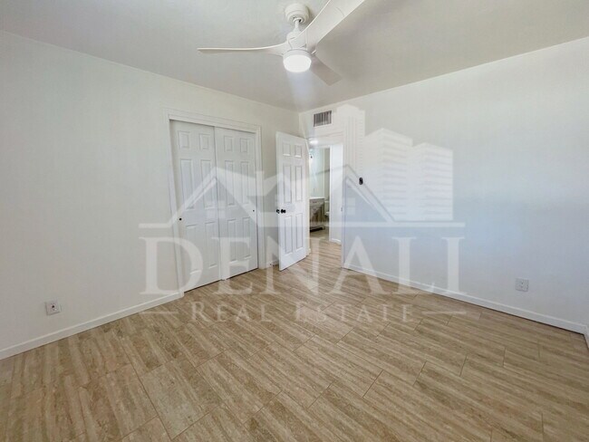 Building Photo - 2401 E Meadowbrook Ave