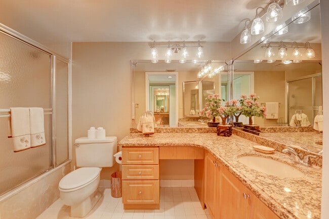 Building Photo - 5673 Fairway Park Dr