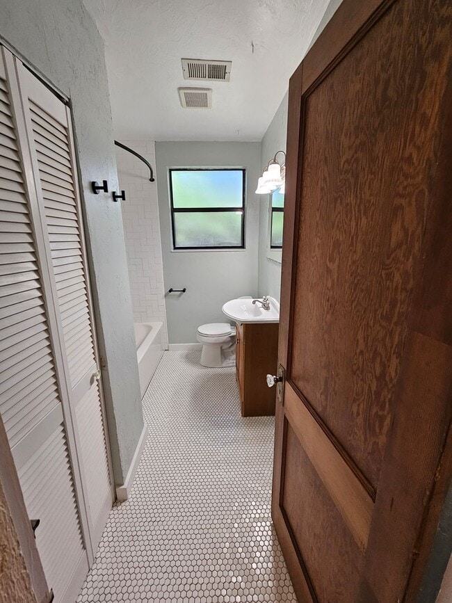 Building Photo - 2 Bedroom/2 Bath home near Duck Pond and Citizens Field