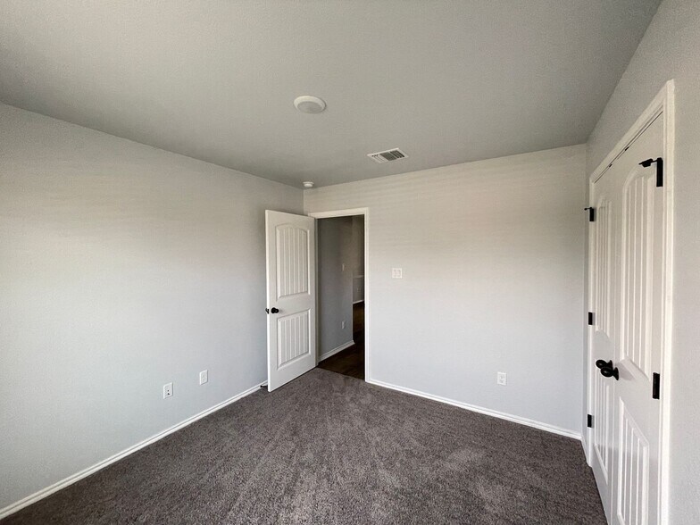 Building Photo - 808 Hickok Dr