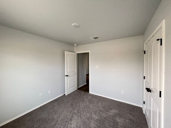 Building Photo - 808 Hickok Dr