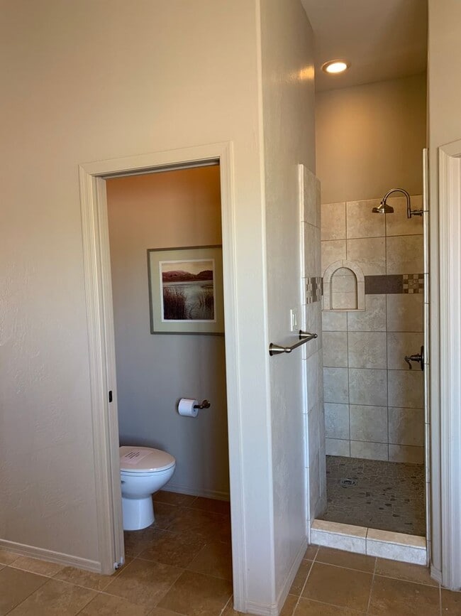 Building Photo - HOME IN SIERRA MONTANA!