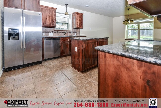 Building Photo - Spacious & Stylish 3-Bedroom Home for Rent...