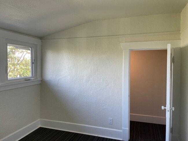 Building Photo - 717 N Forest St