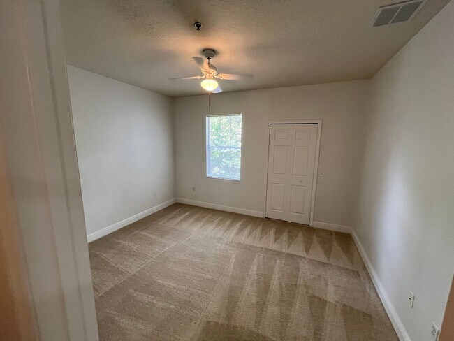 Building Photo - 1Bdrm 1Bath -- Gated Community of Southern...