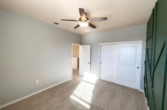 Building Photo - 2880 Donnell Dr