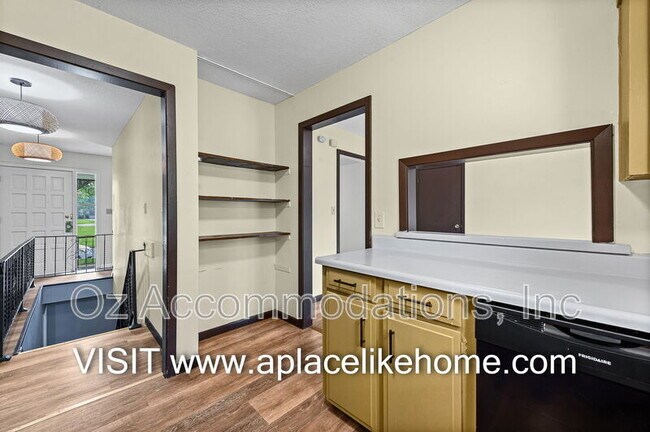 Building Photo - 608 E 78th St