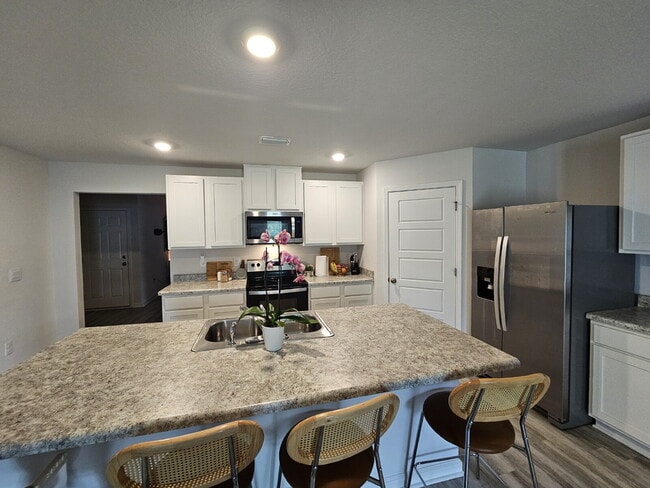 Building Photo - "Experience Comfort and Style in this 4-Bed Oasis with Granite Elegance"