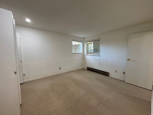 Building Photo - Cozy 2 Bed 1 Bath Condo, Wensley Court Factoria Bellevue