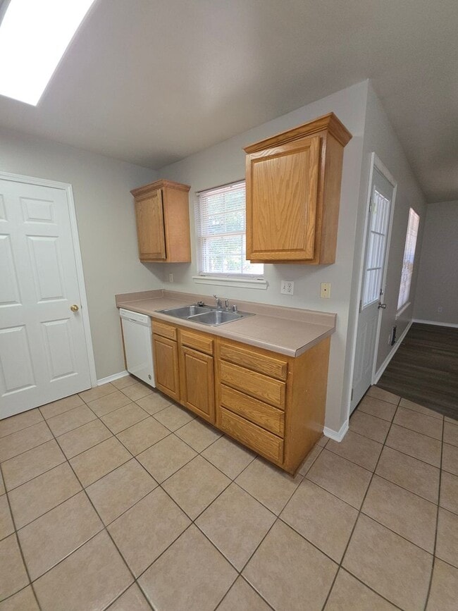 Building Photo - 102 Willow Creek Dr
