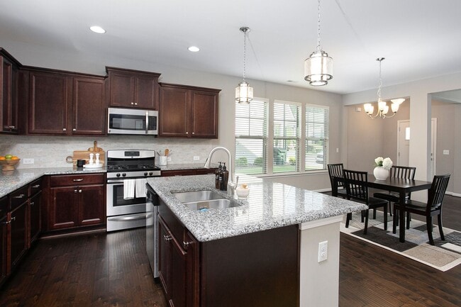 Building Photo - Beautiful 3 bedroom, 2.5 bath end unit townhome home!