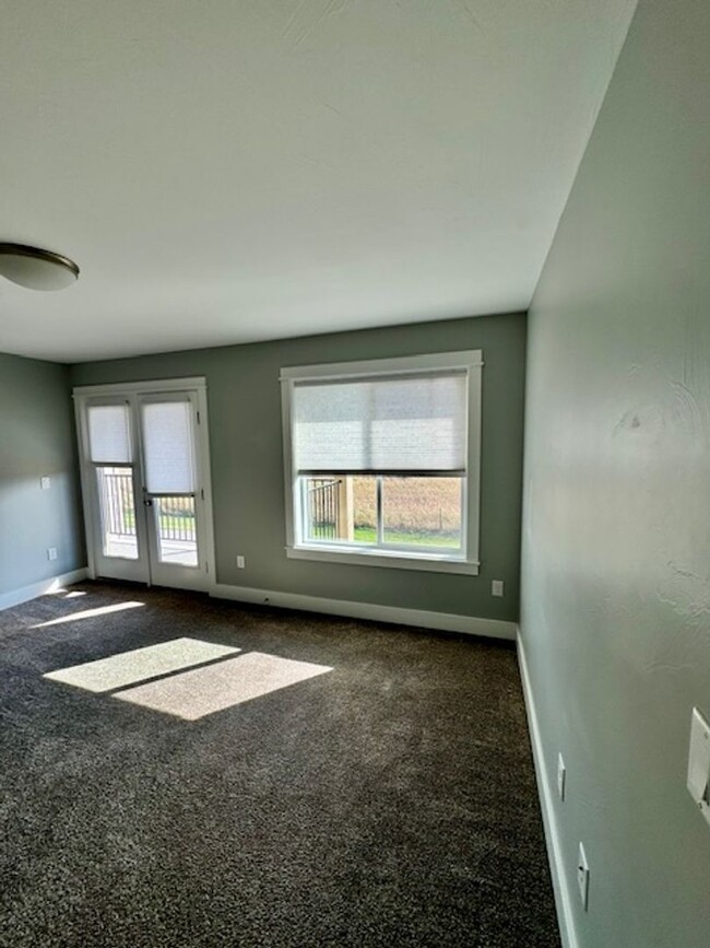 Building Photo - 3 Bedroom, 2 1/2 Bathroom Townhouse -2 wee...