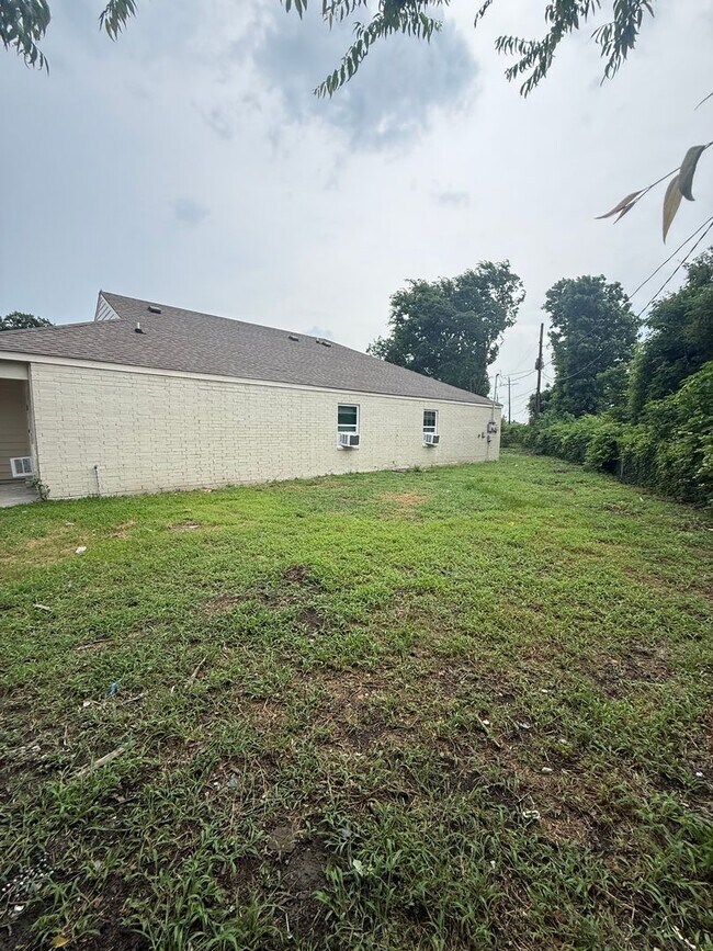 Building Photo - 2041-2043-2043 Helm Dr