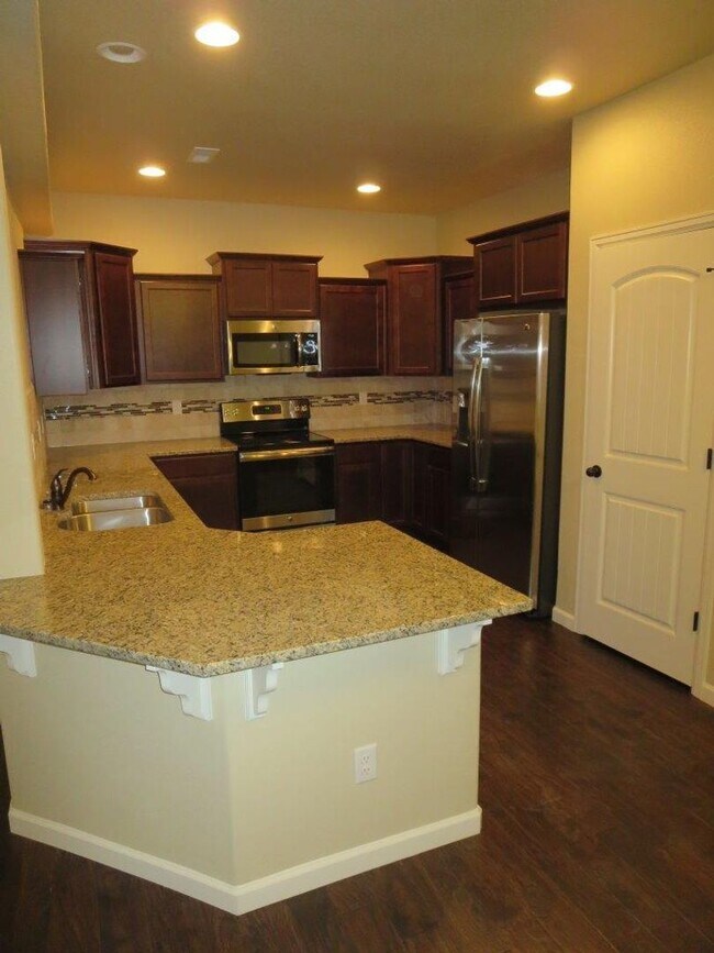 Building Photo - Available Now! 3 Bedroom 2.5 Bathroom Town...