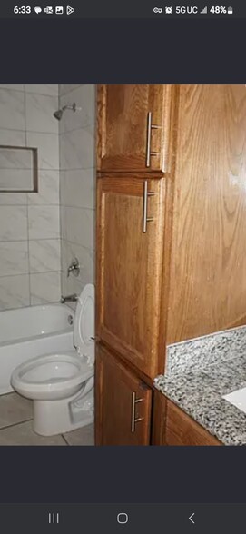 Family bathroom - 702 Thompson Rd