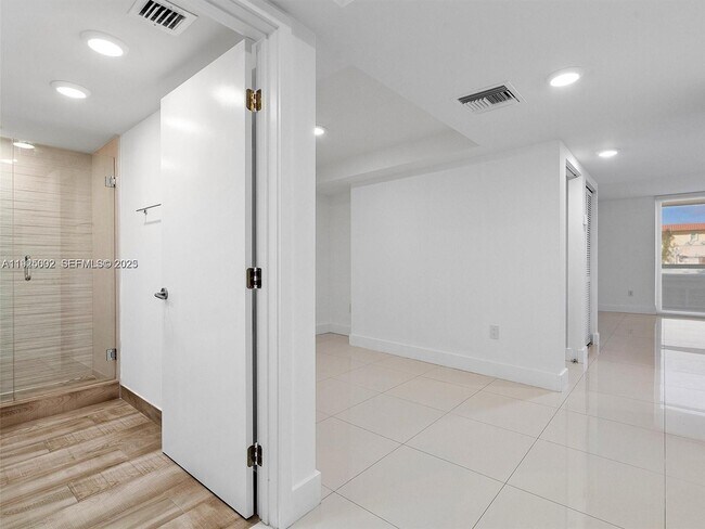 Building Photo - 9261 E Bay Harbor Dr