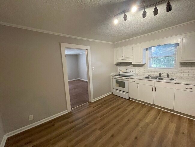 Building Photo - 3 bedroom 1 bath house available