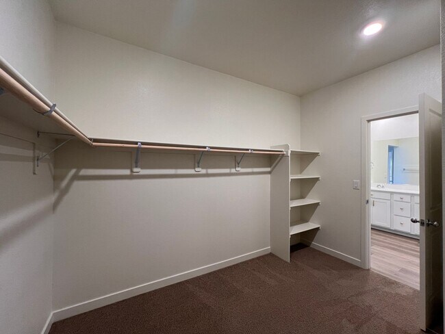 Building Photo - Beautiful newer, 4 Bedroom 2 Bath Home in Fernley