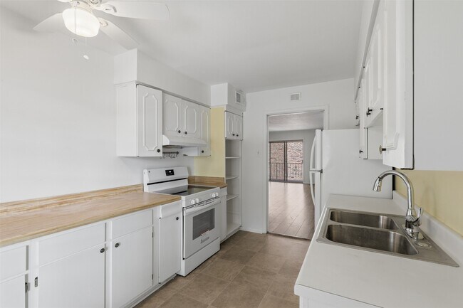 Building Photo - 7600 Burgoyne Rd