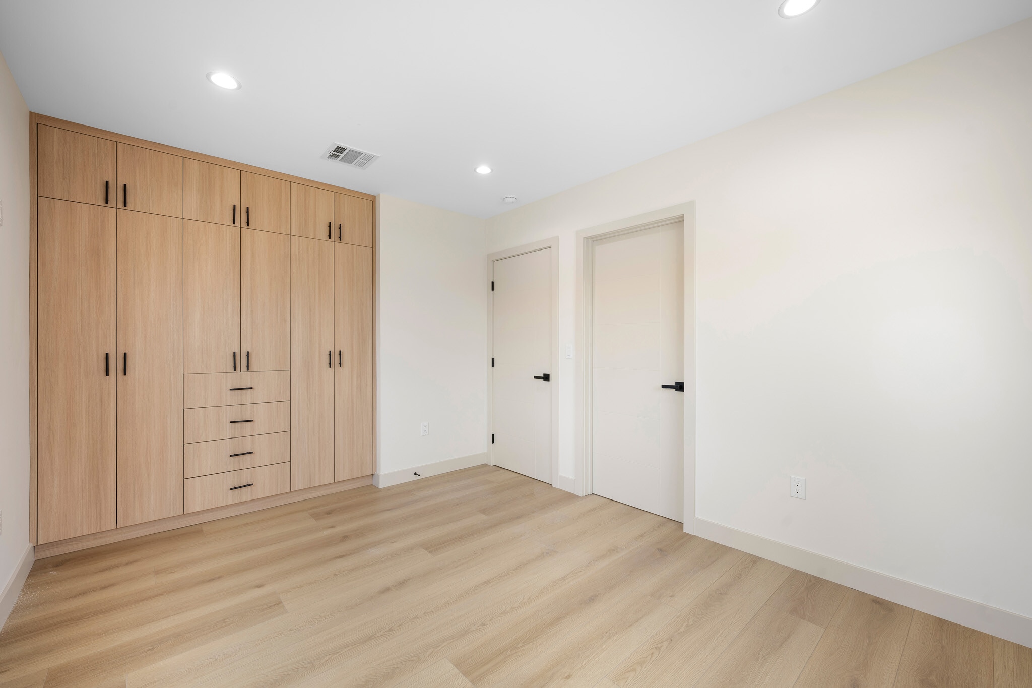 Building Photo - 918 University Ave