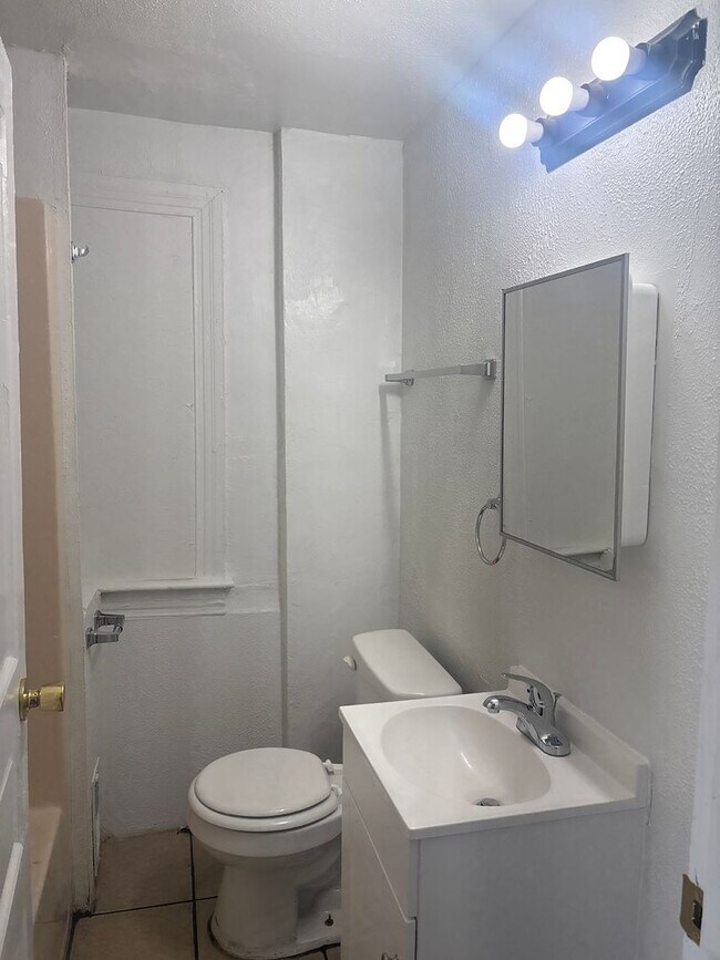 Building Photo - 3rd Floor 1 Bedroom Near York College