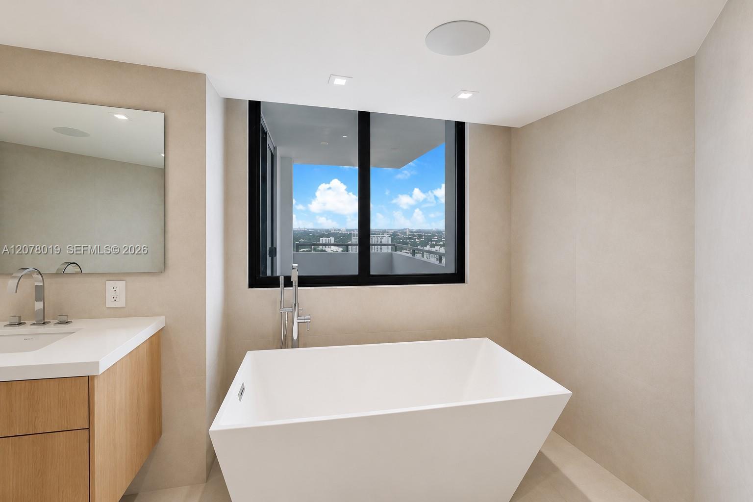 Building Photo - 1581 Brickell Ave