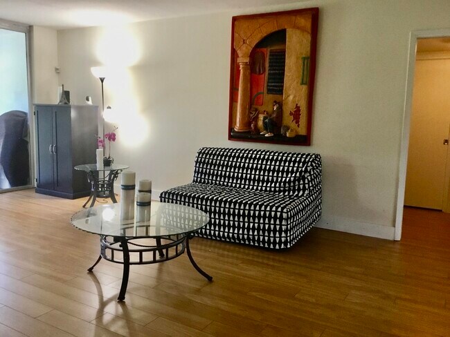 Building Photo - 4007 N Cypress Dr