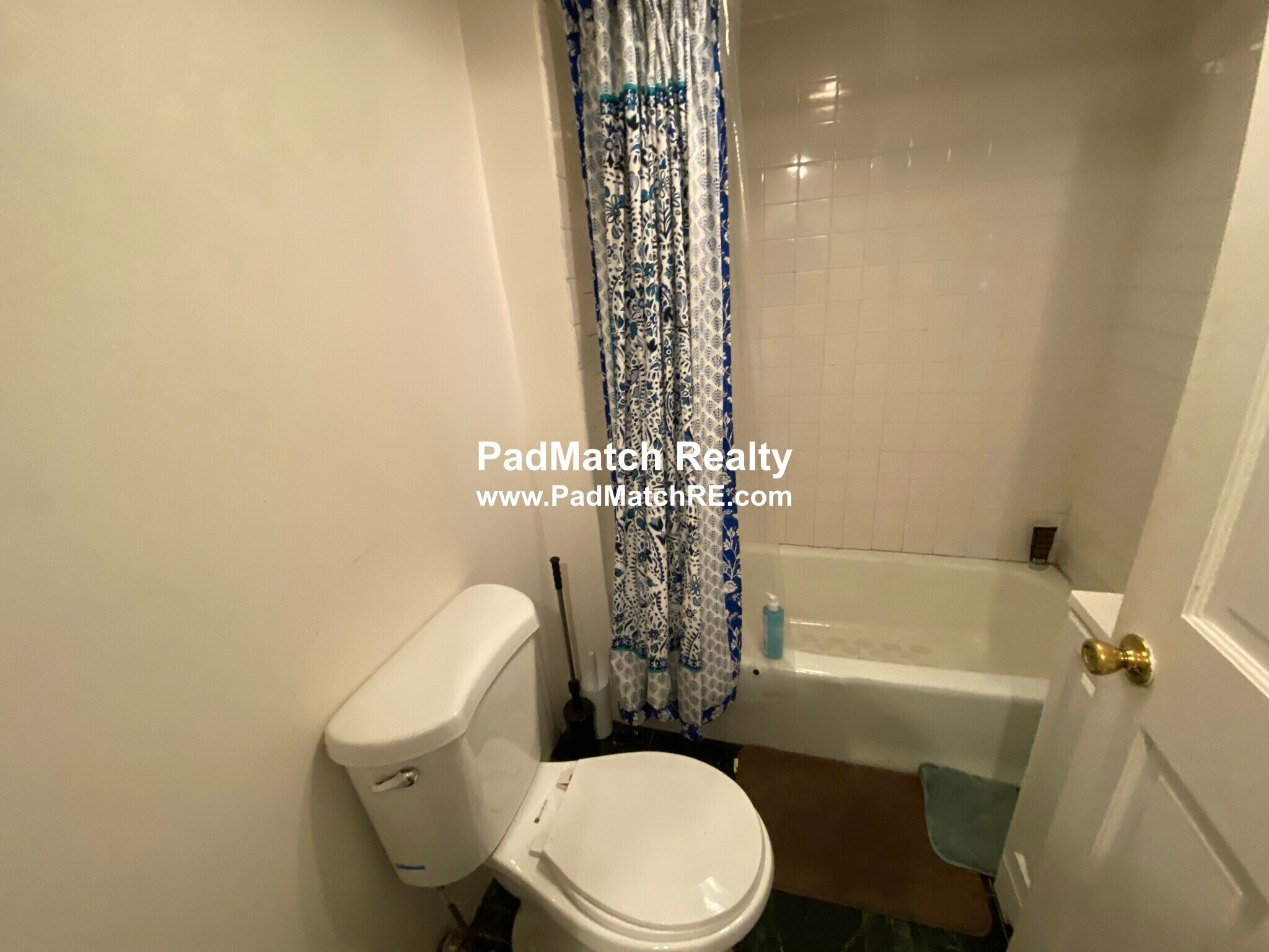 Building Photo - 208 Kelton St