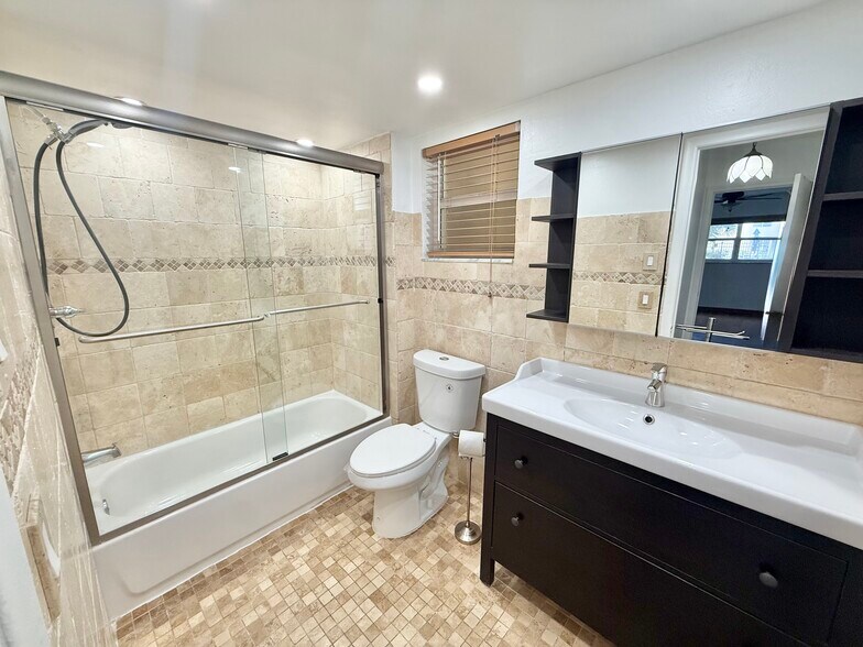 Building Photo - 901 NE 14th Ave